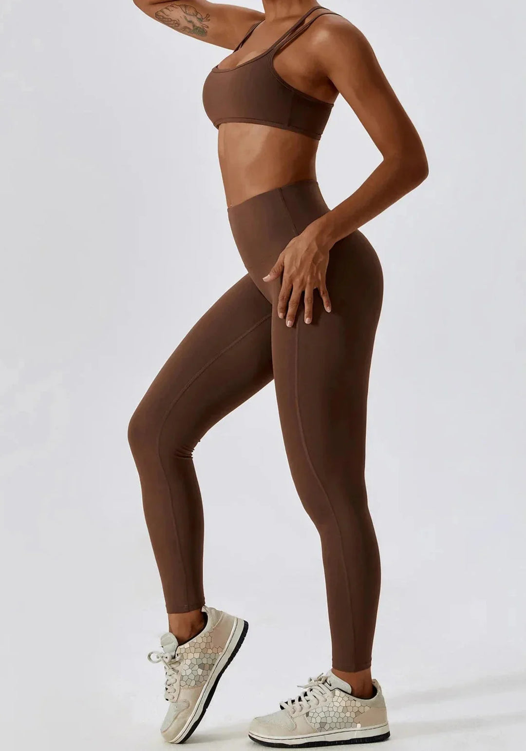 Seamless Athletic Gym Set with Flowing Brim - Stylish Leggings & Top Duo
