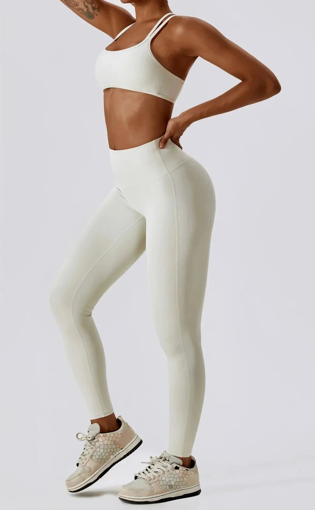 Seamless Athletic Gym Set with Flowing Brim - Stylish Leggings & Top Duo