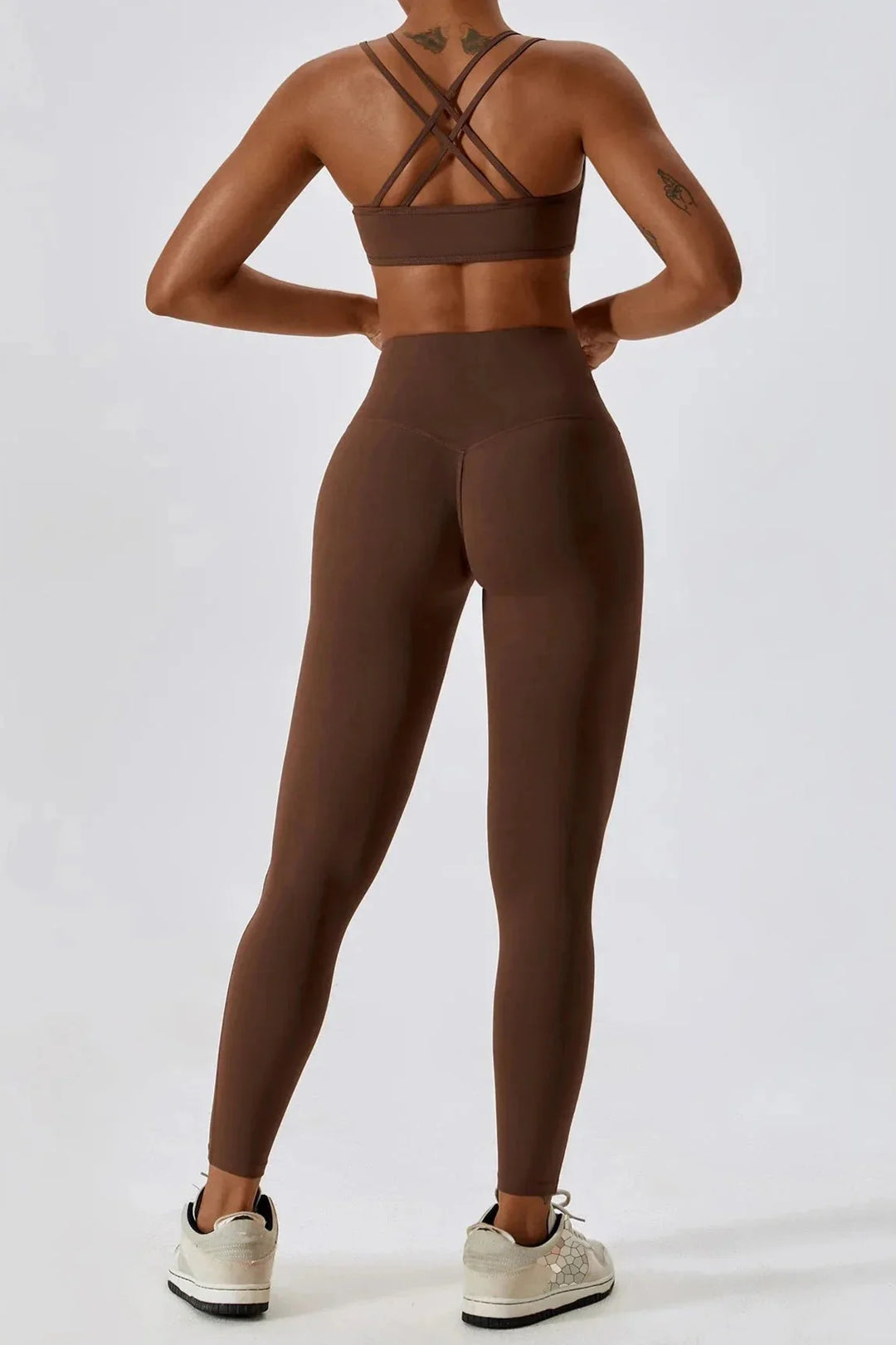 Seamless Athletic Gym Set with Flowing Brim - Stylish Leggings & Top Duo