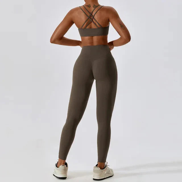 Seamless Athletic Gym Set with Flowing Brim - Stylish Leggings & Top Duo