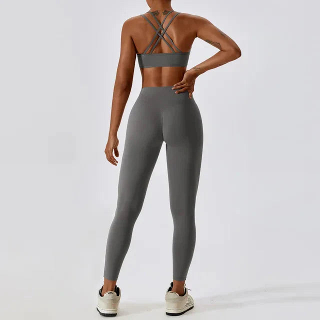 Seamless Athletic Gym Set with Flowing Brim - Stylish Leggings & Top Duo